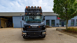 20251019-Tom-Holding-00469